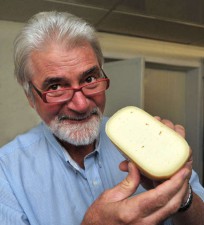 rsz_master_judge_russell_smith_with_cheese